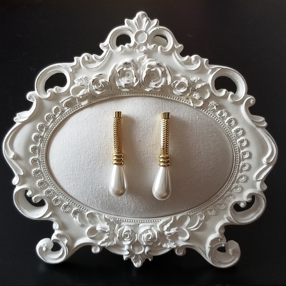 [UNKNOWN] Strange Pearl Drop Earrings - Picture 1 of 9